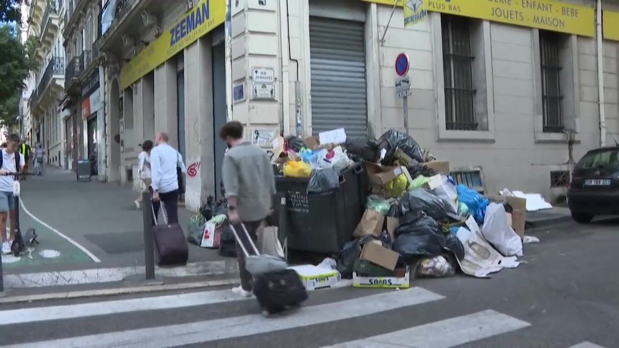 Marseille Les Dechets Accumules Pendant La Greve Des Eboueurs Charries Par Les Pluies Intenses