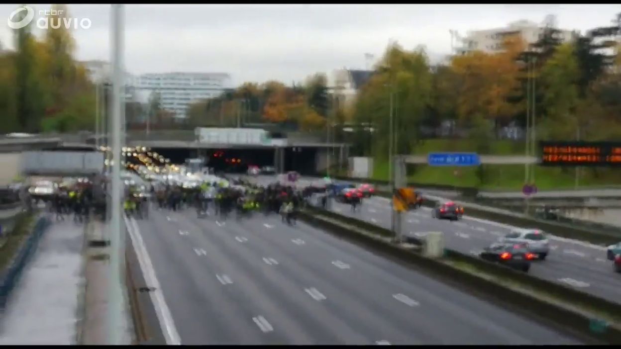 Les gilets jaunes occupent brièvement le périph' à Paris