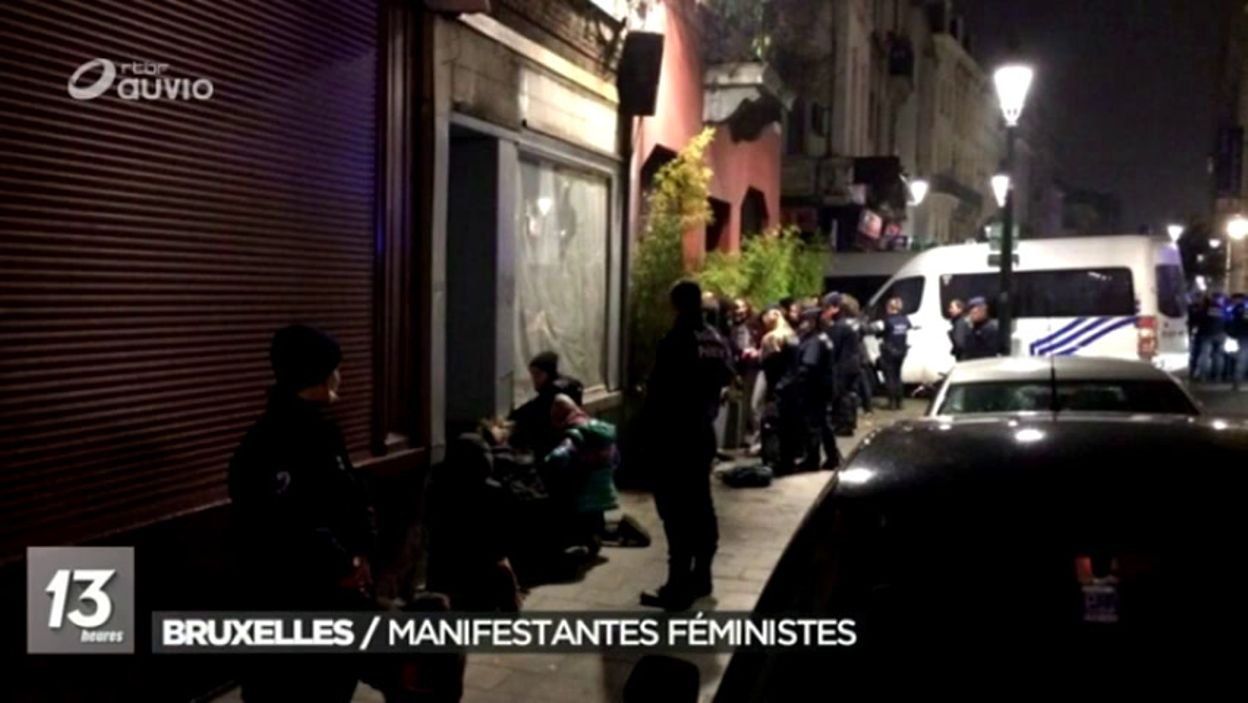Confrontation tendue entre la police et des manifestantes féministes