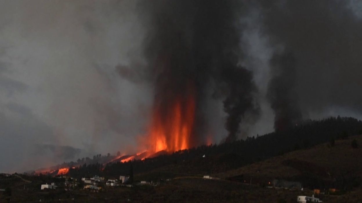 Éruption d'un volcan sur l’île espagnole de La Palma: colonnes de fumées et coulées de lave