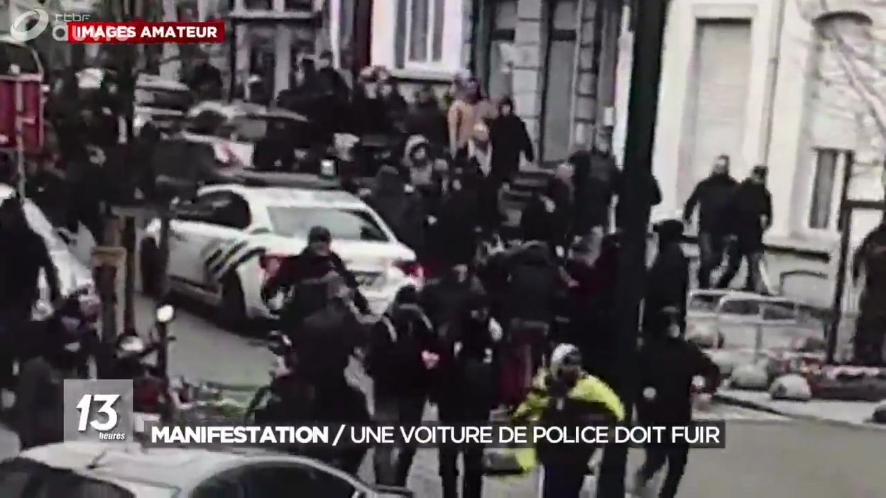 Manifestation : une voiture de police doit fuir