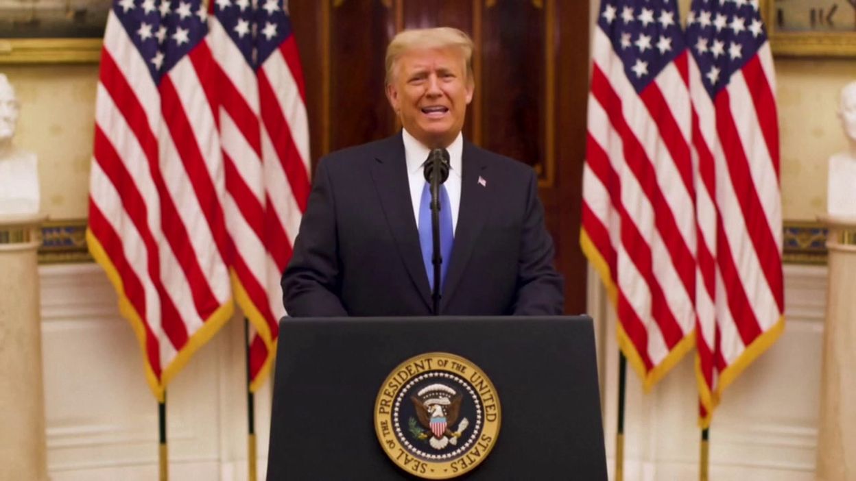 Trump s'adresse aux Américains dans une vidéo d'adieu