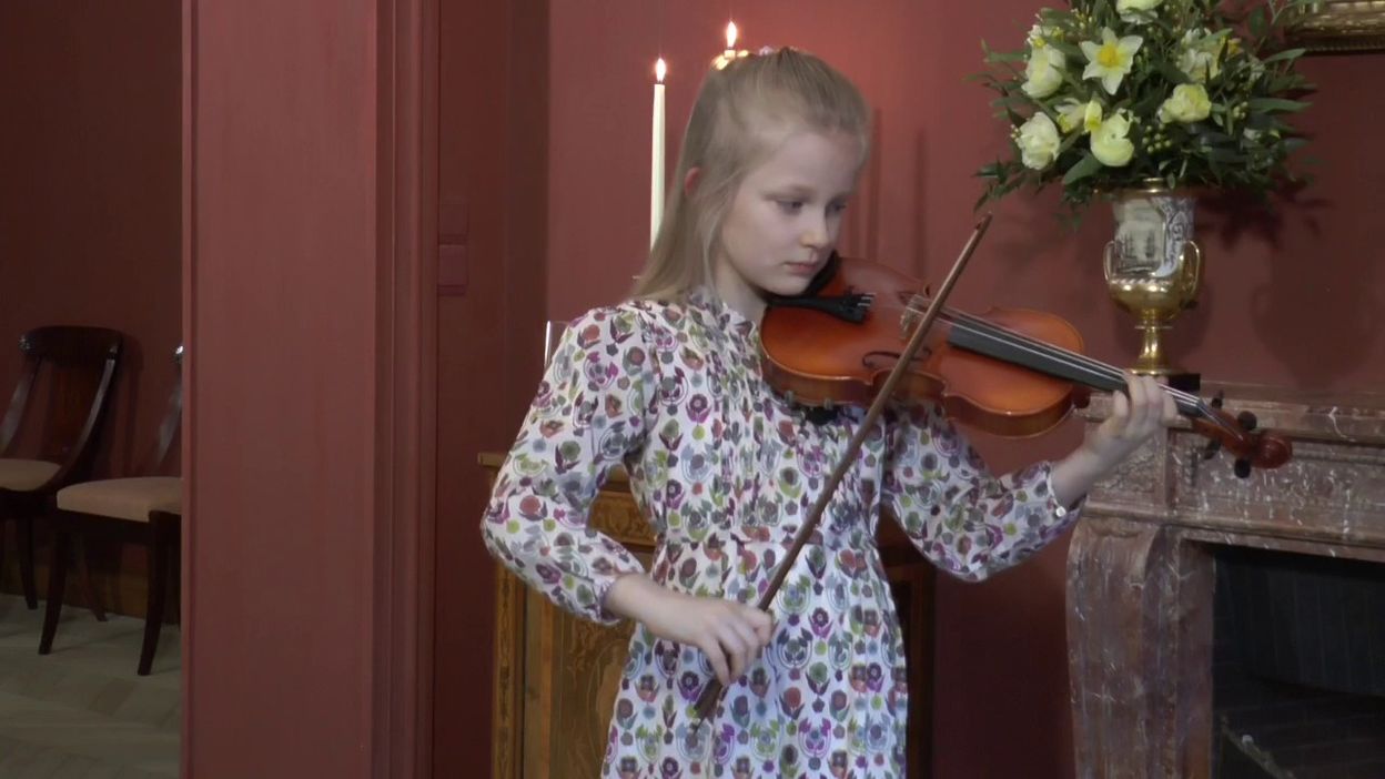 Pour L Anniversaire Du Roi La Princesse Eleonore Se Met Au Violon