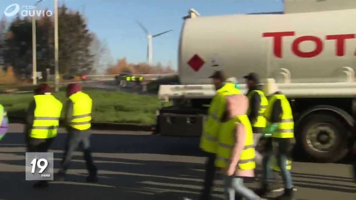 Dépôt De Feluy Les Gilets Jaunes Se Relaient 17112018