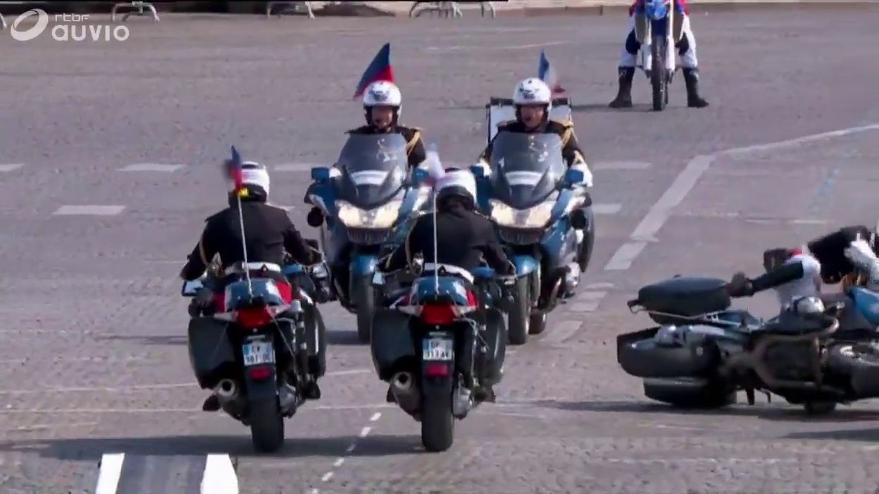 France: collision (sans gravité) entre motards de la gendarmerie en plein défilé du 14 juillet