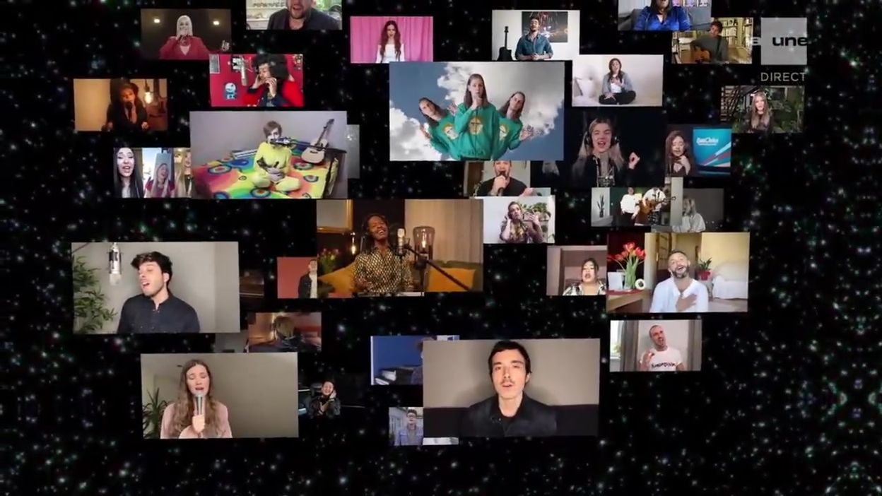 Les artistes interprètent ensemble
