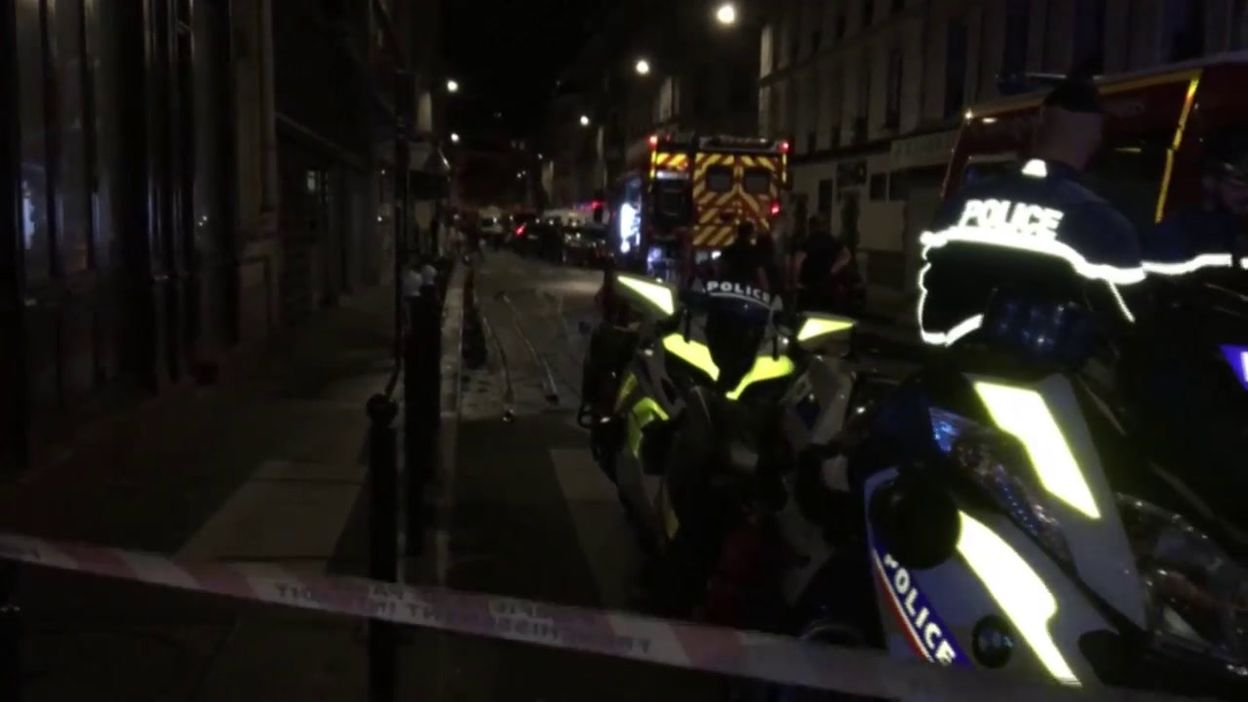 France : une voiture percute une terrasse de bar à Paris, faisant un mort et six blessés