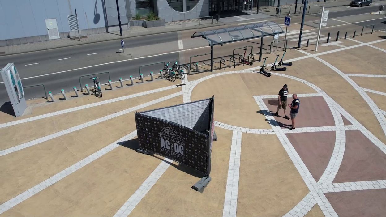 AC/DC une statue de Brian Johnson à Namur ! rtbf.be