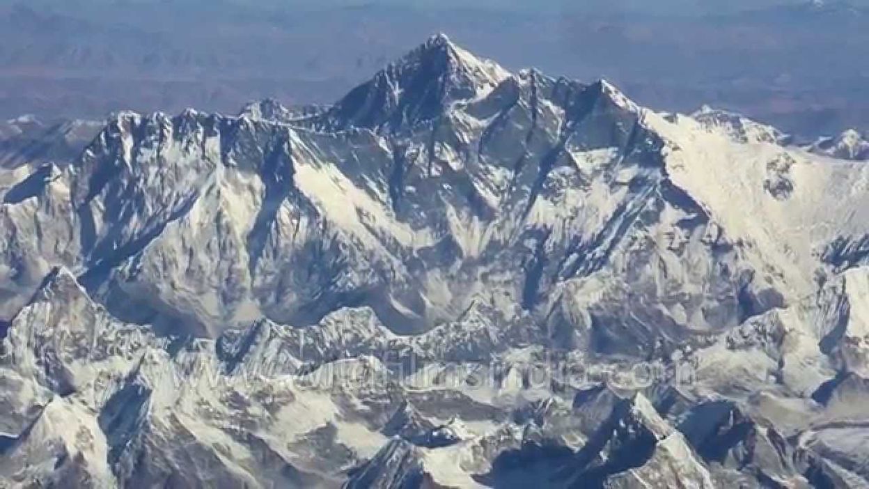 lovely aerial view of mt everest 15 04 2019