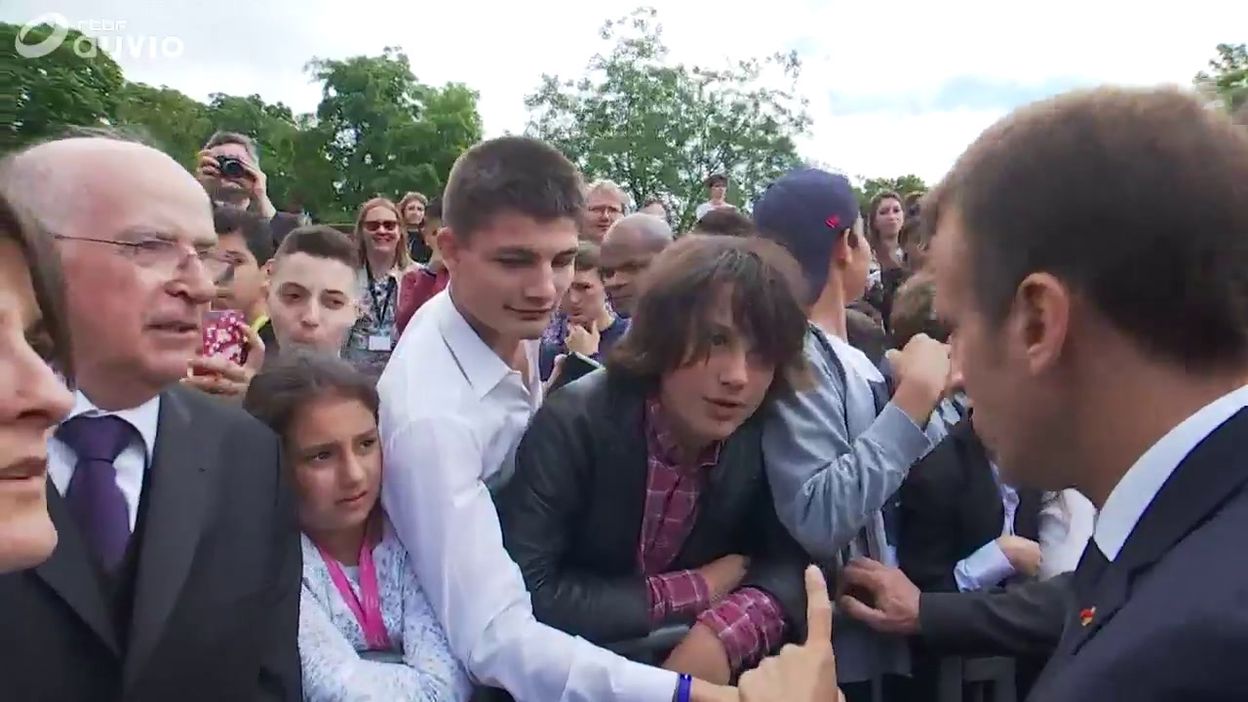 Tu M Appelles Monsieur Emmanuel Macron Fait La Leçon à Un Ado Qui L