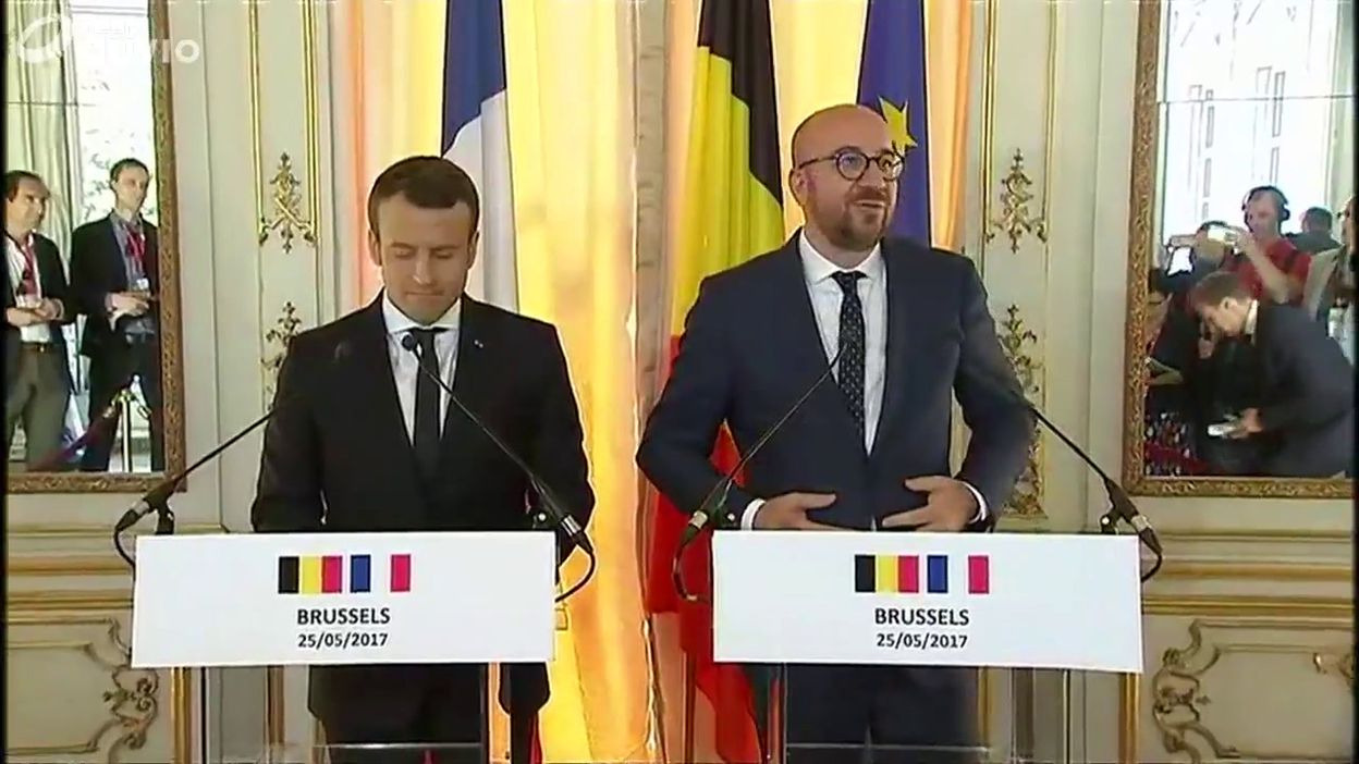Charles Michel souhaite la bienvenue à Emmanuel Macron au Palais d'Egmont)