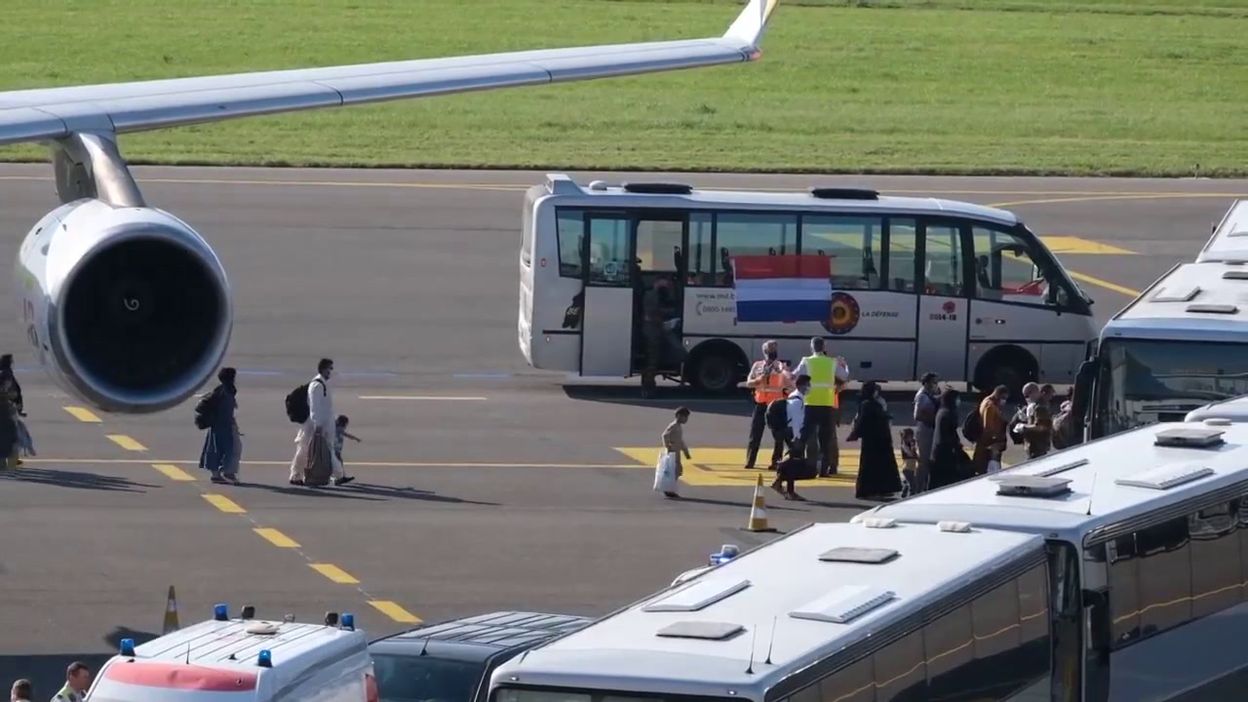 Évacuations d'Afghanistan : une petite fille afghane sautille sur le tarmac de l'aéroport de Melsbroek