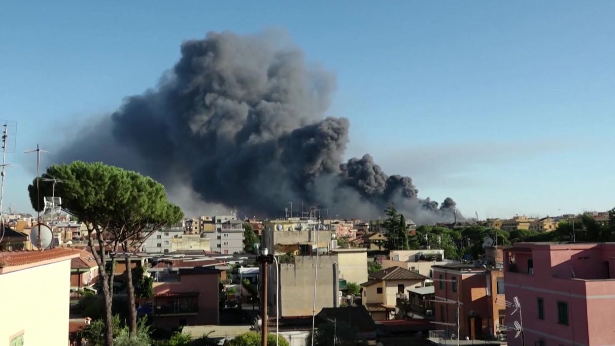 Italie : Un Incendie Provoque Un Important Nuage De Fumée Noire Au ...