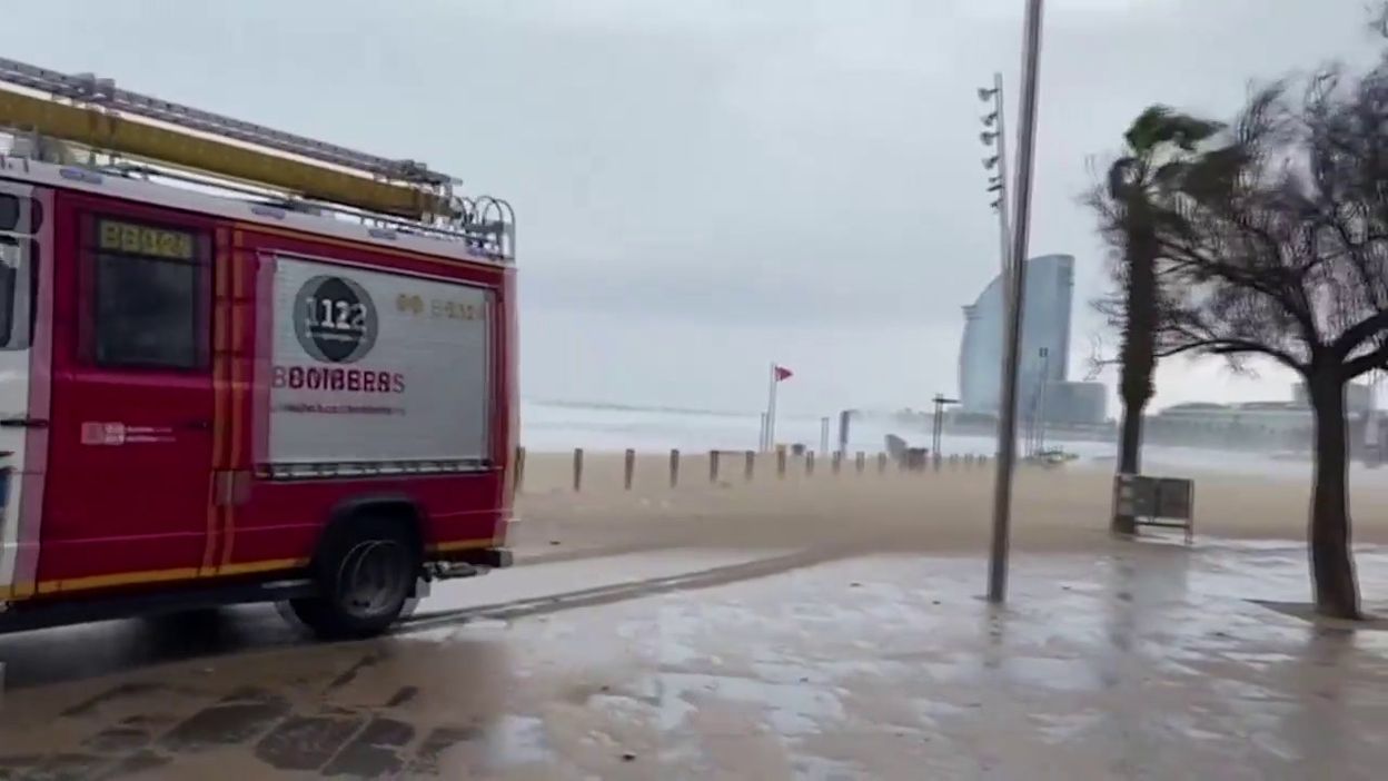 Tempête Gloria: images de vent violent à Barcelone et de neige dans les régions de Tarragone et de Murcie