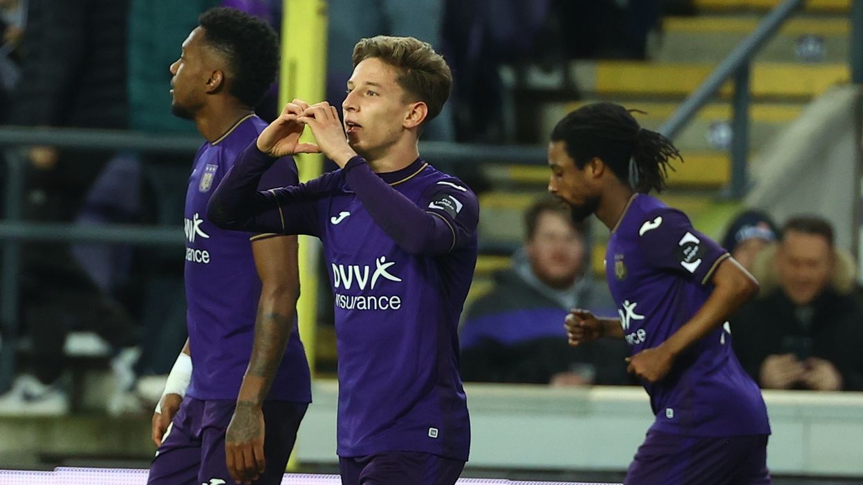 Club's Krepin Diatta and Anderlecht's Yari Verschaeren fight for the ball  during a soccer match between Club Brugge KV and RSC Anderlecht, Sunday 22  September 2019 in Brugge, on day eight of