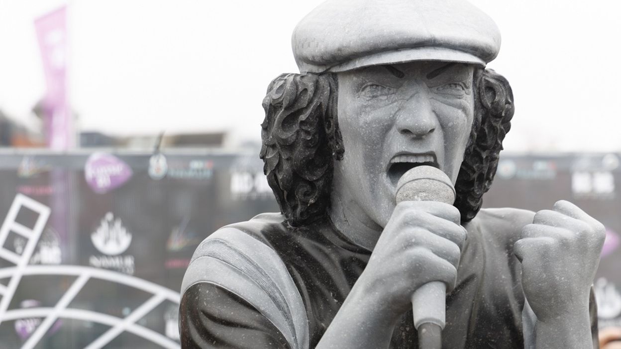 AC/DC l’inauguration de la statue Brian Johnson à Namur avec Classic