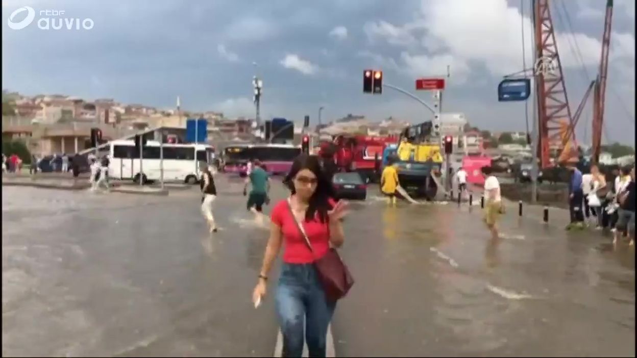 Violent Orage A Istanbul Des Grelons Destructeurs Et Un Avion Serieusement Endommage