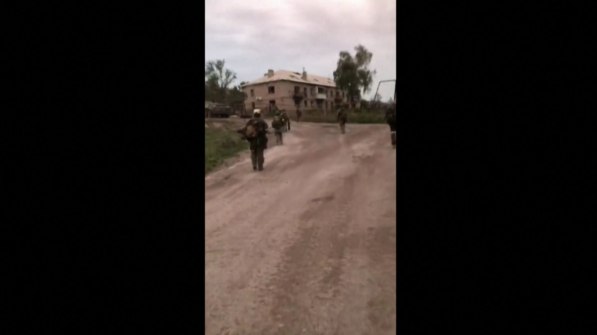 Des soldats ukrainiens marchent dans le village récemment libéré de