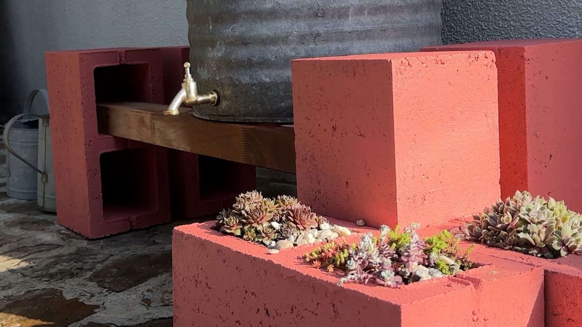 Bricolage : une jolie idée de citerne de récupération d'eau de pluie pour  arroser les plantes 