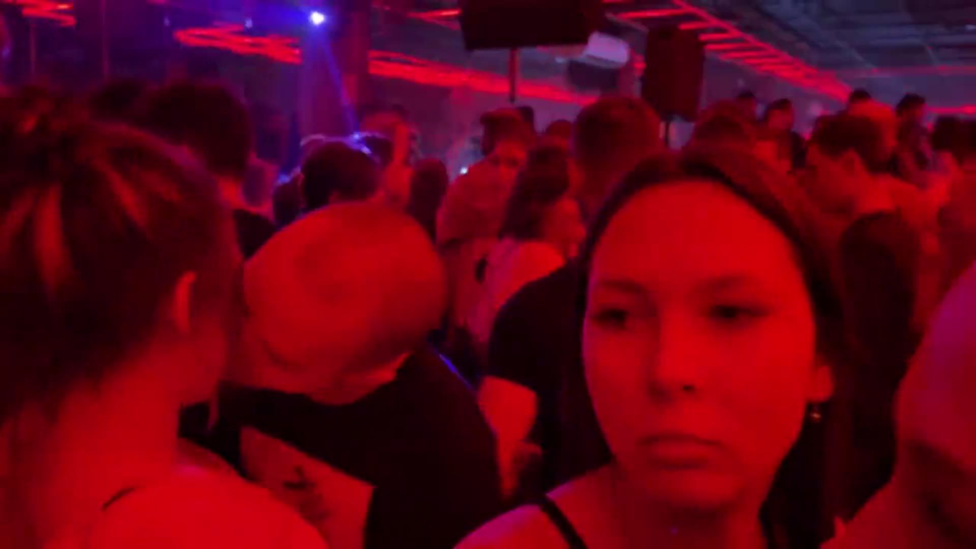 Kiev la jeunesse ukrainienne s'évade en dansant dans une boîte de nuit