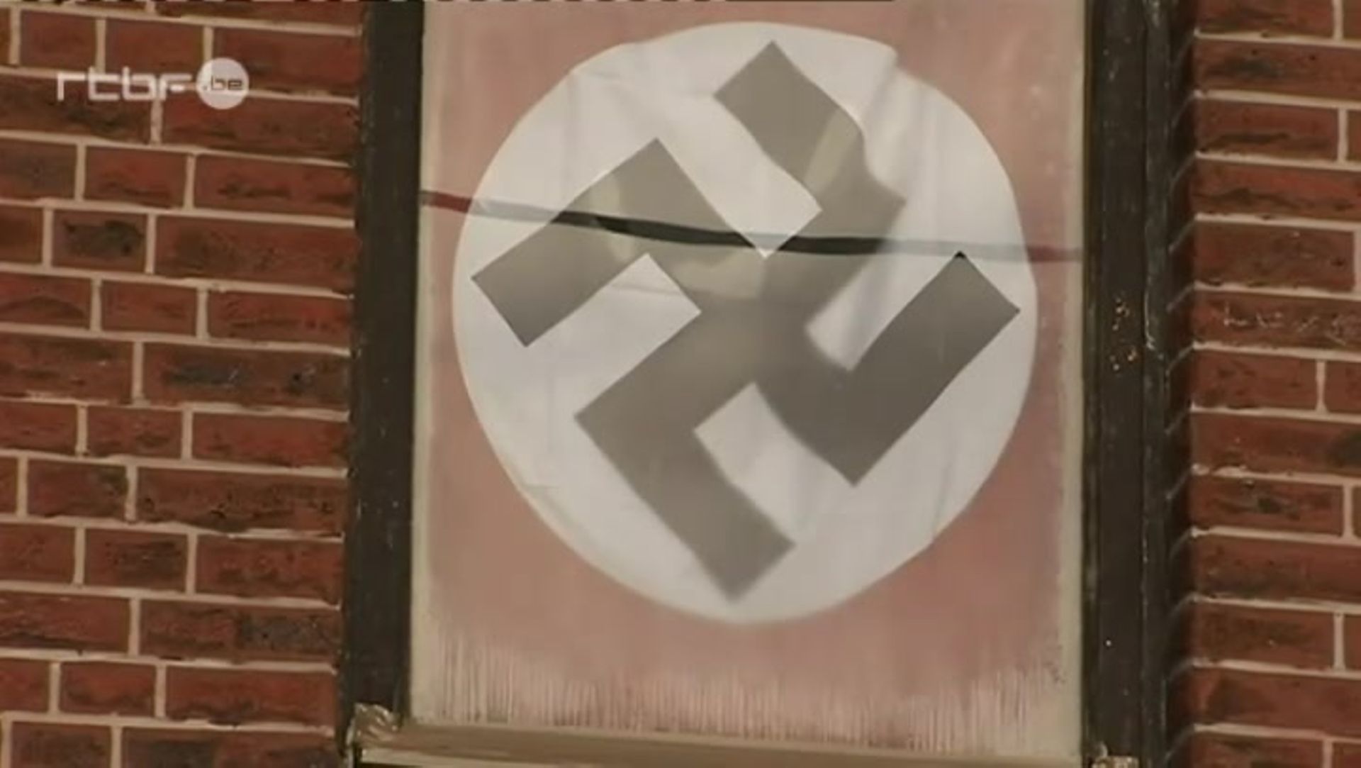 Dinant : un drapeau nazi affiché à proximité d'une école - La DH/Les Sports+