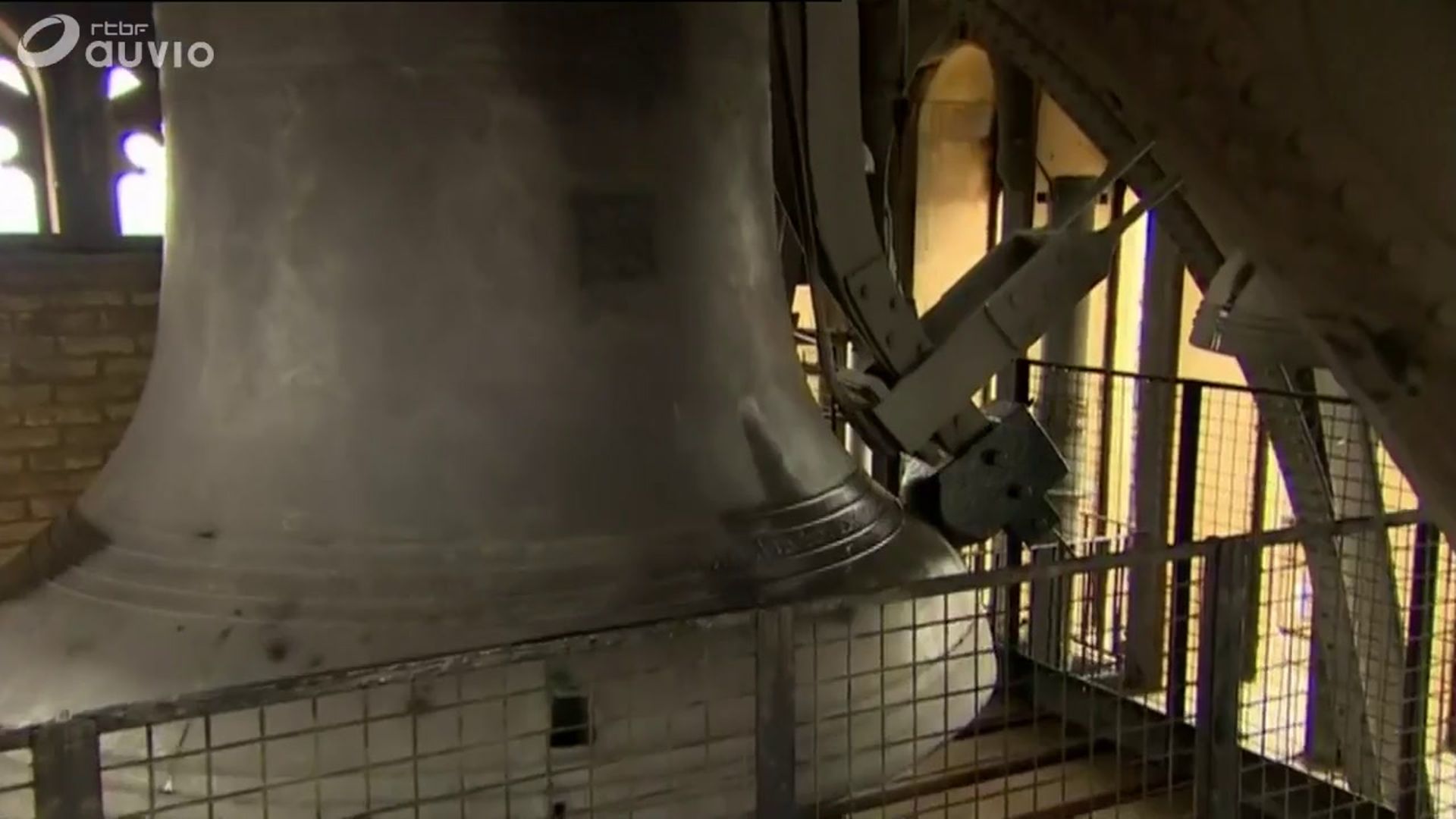 La cloche Big Ben retenti une dernière fois, vue de l'intérieur de la