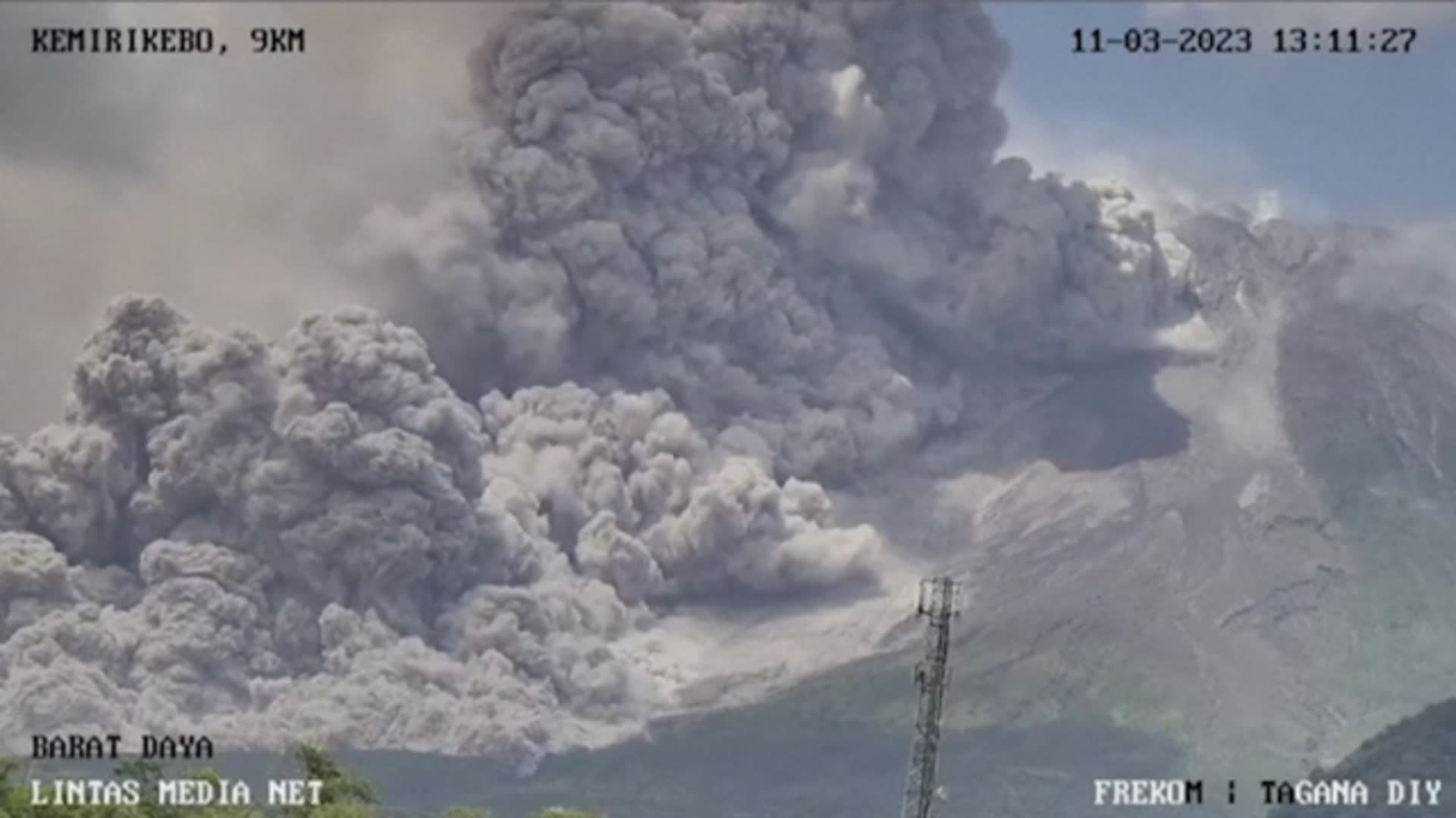 Indonésie : le volcan Merapi, sur l'île de Java, crache des nuages