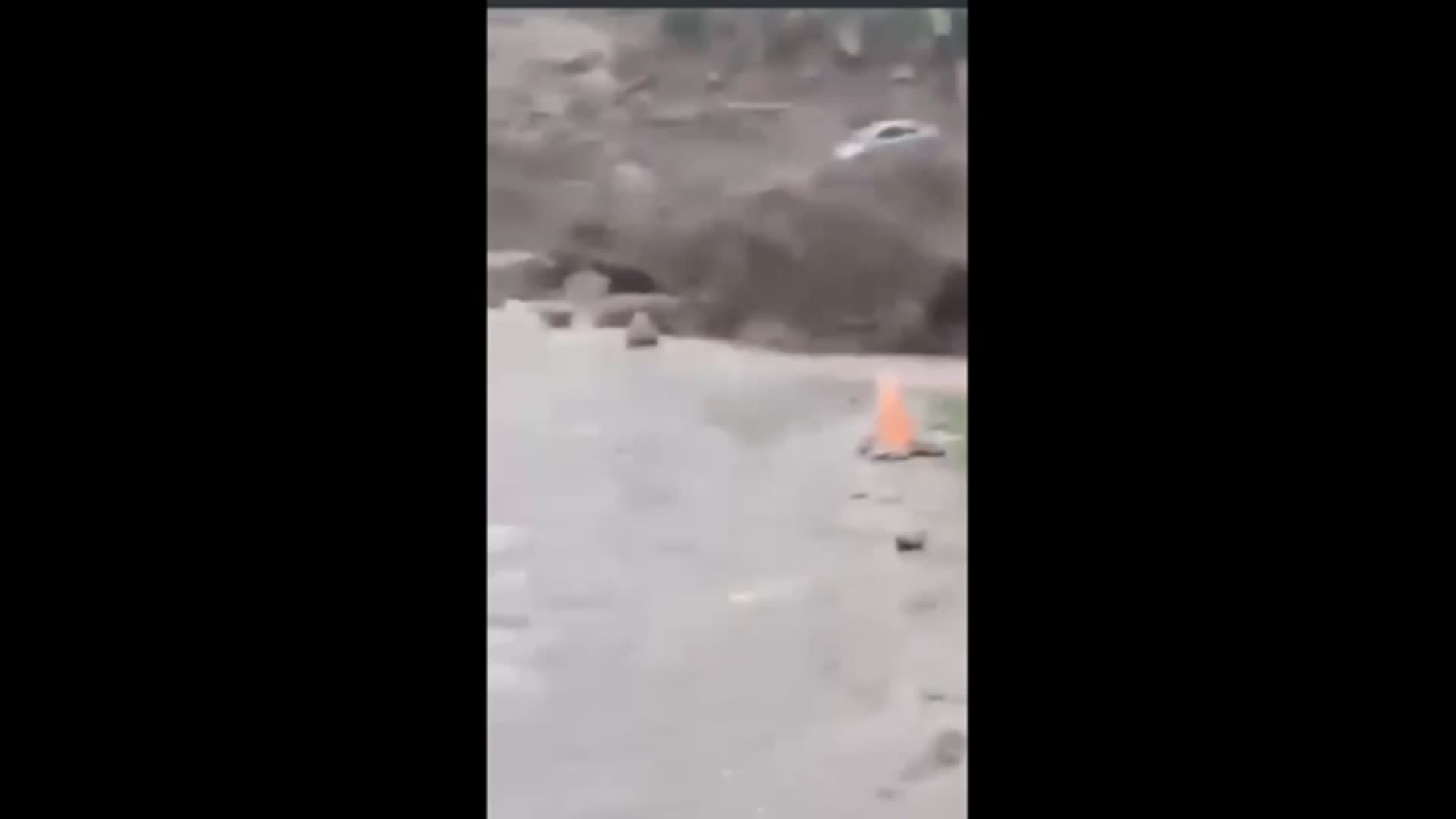 Pluies torrentielles au Pakistan des routes entières sont emportées