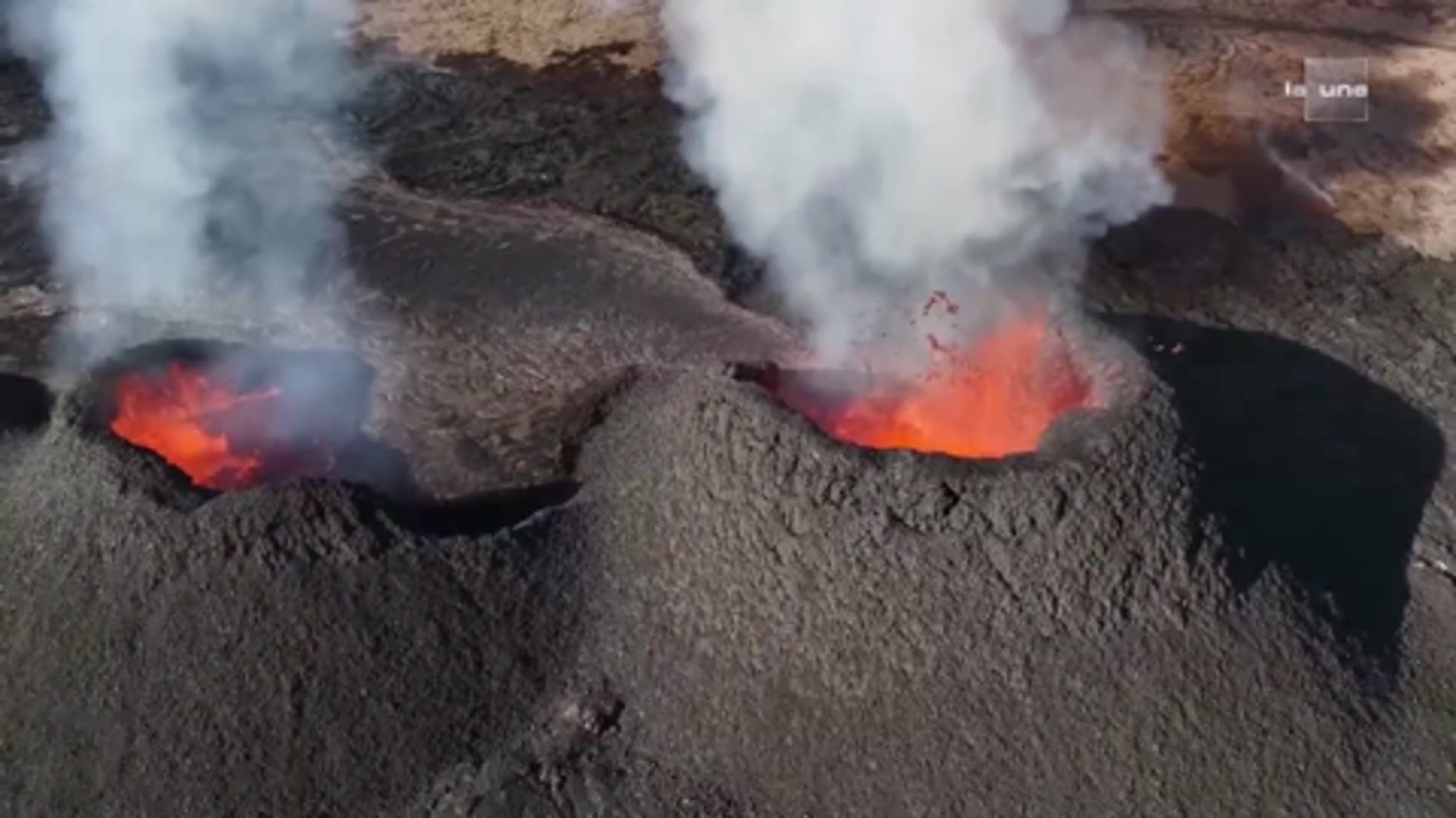 Volcan en éruption en Islande / Sous une aurore boréale