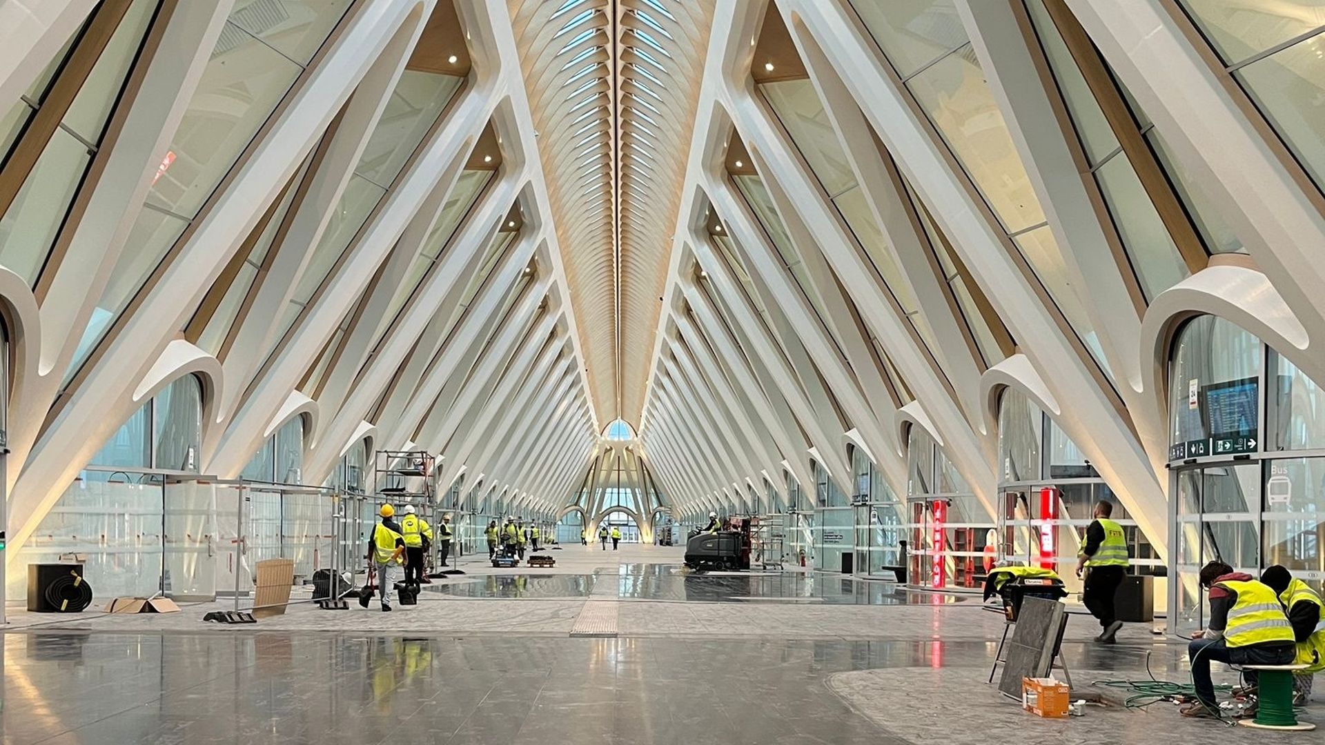 Voyez ici a quoi ressemble l'intérieur de la gare - La gare de Mons ...