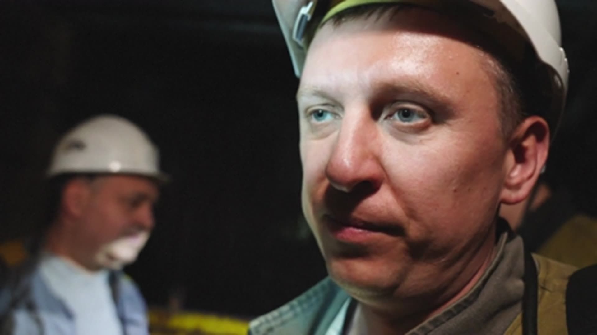 Deux Hommes Qui Travaillent Dans Une Mine De Charbon Avec Le