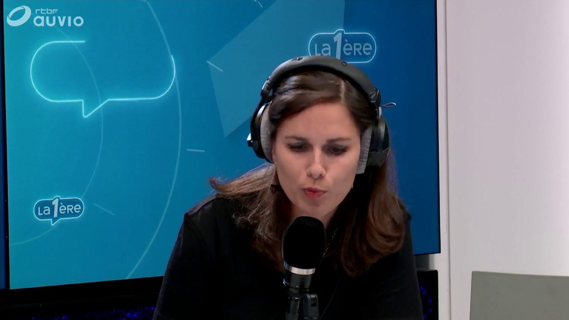 « Sa vie par procuration » de Myriam Leroy Entrez sans frapper Auvio