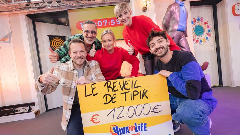 Gaëtan et Kristofer remettent un chèque de 12.000 euros dans le cube de Viva For Life