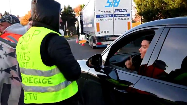 Gilets Jaunes Bloquant Un Dépôt Pétrolier à Vern Sur Seiche Près De Rennes 19112018