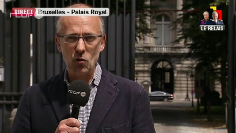 Le Roi A Inauguré Son Buste Et Celui De La Reine Paola Au Sénat - RTBF ...