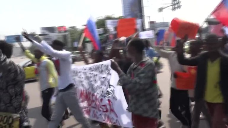 RDC : des dizaines de jeunes manifestent à Kinshasa contre la venue du  président Macron